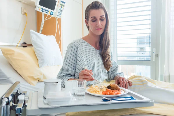 Paciente no hospital deitado na cama comendo refeição — Fotografia de Stock