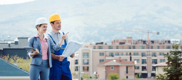 房地产开发商和建筑工人一起创建项目 — 图库照片