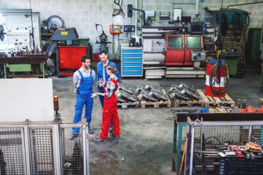 Fabrika katında işçiler tartışmada