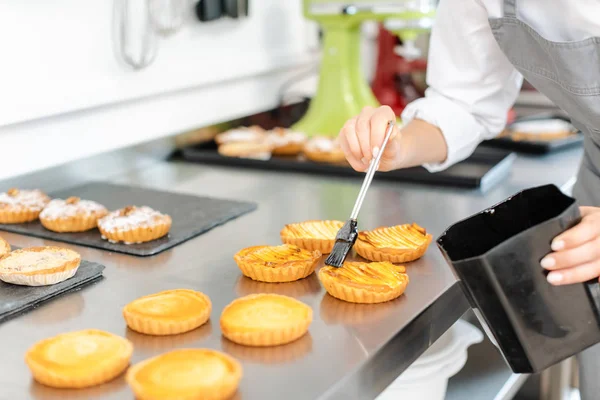 Pastelería chef acristalamiento pequeños pasteles — Foto de Stock