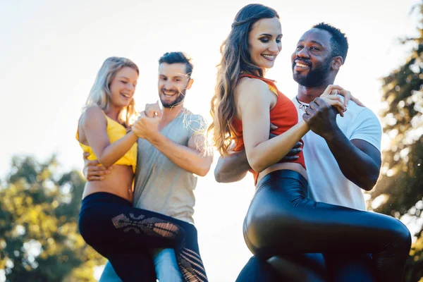 Grupo de pessoas dançando Kizomba ao pôr do sol — Fotografia de Stock