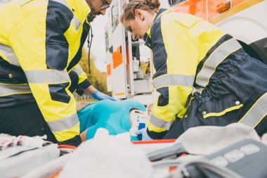 Sağlık görevlileri, ambulans ilkyardım gerçekleştirme