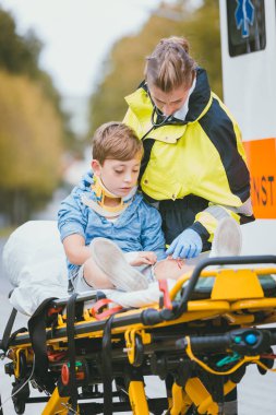 Acil Doktor kaza kurbanı için oksijen vermek
