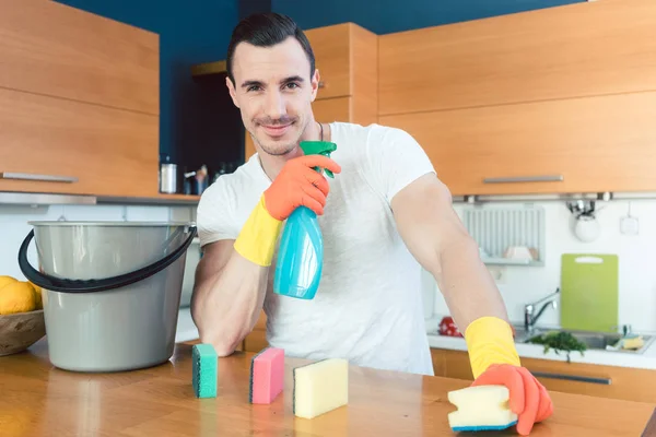 L'uomo è orgoglioso di fare le faccende domestiche — Foto Stock