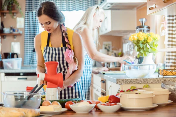 Två kvinnor gör sallader i köket — Stockfoto