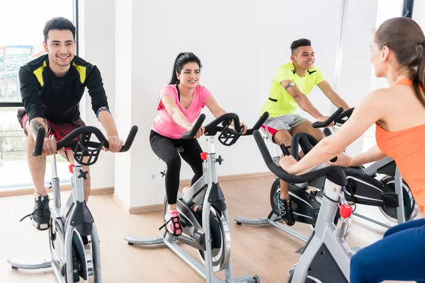 Gente en bicicleta en el gimnasio — Foto de Stock