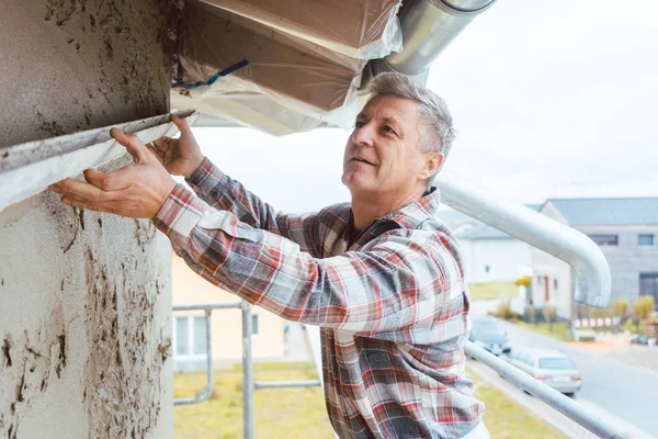 Murare utjämning gips på en fasad — Stockfoto