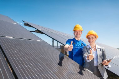 Güneş enerjisi santralinin işçisi ve yatırımcısı