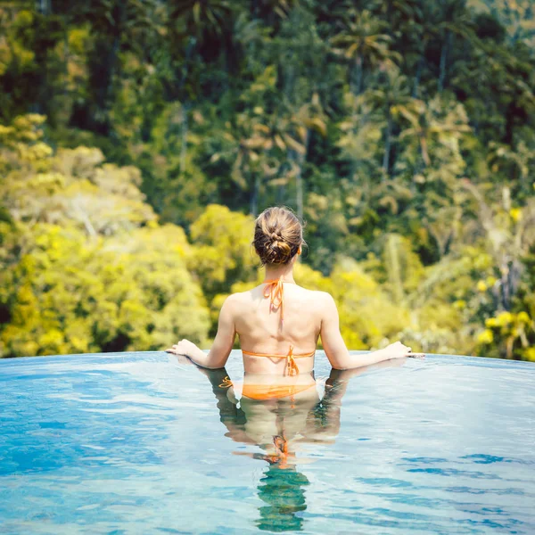 Woman in tropical vacation enjoying the jungle from the pool — Stock Photo, Image