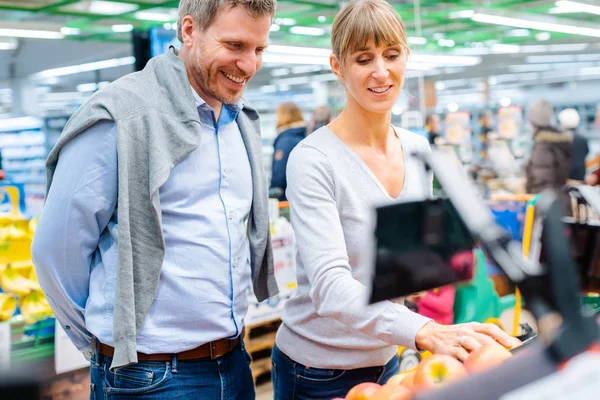 Paar van vrouw en man vers fruit in de supermarkt kopen — Stockfoto