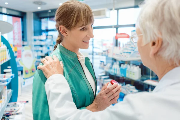 Cliente donna in farmacia acquisto di droga nella speranza di migliorare — Foto Stock