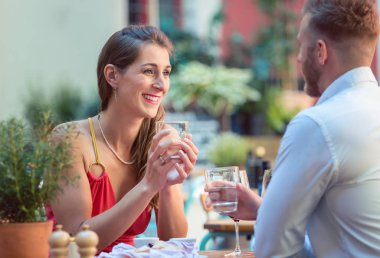 gülümseyen iki Restoran