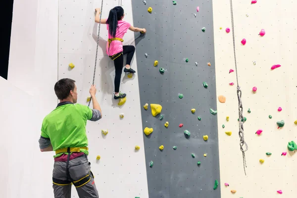 Kobieta coraz szkolenia ścian wspinaczkowych — Zdjęcie stockowe
