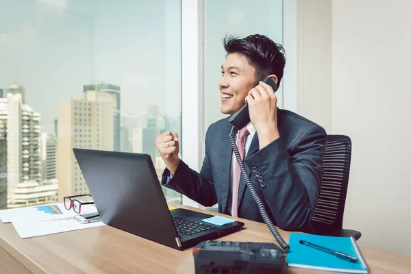 Erfolgreicher Geschäftsmann telefoniert — Stockfoto