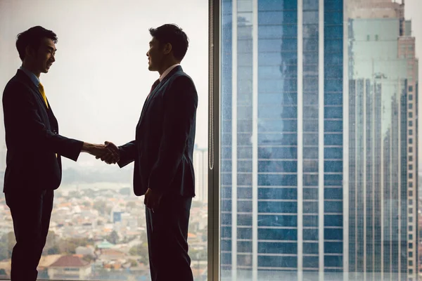 Zwei Geschäftspartner beim Händeschütteln — Stockfoto