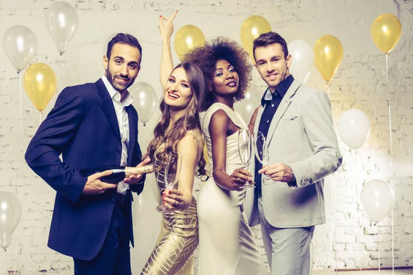 Ryhmä naisia ja miehiä juhlii samppanjaa — kuvapankkivalokuva