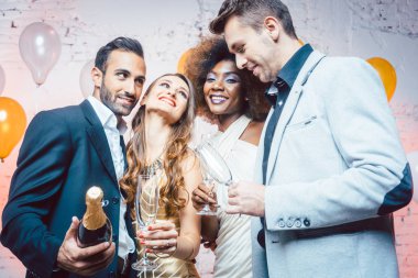 Gece yarısına kadar dans eden bir kulüpteki çiftler