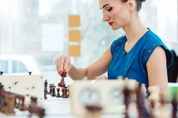 Donna che gioca a scacchi nel torneo — Foto Stock