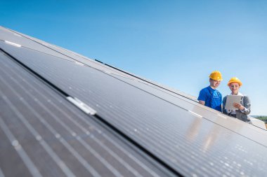 Güneş enerjisi santralinin işçisi ve yatırımcısı