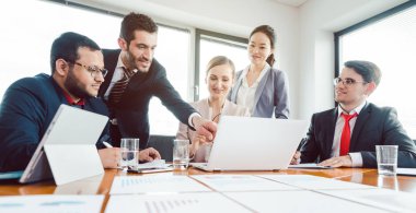 İş geliştirmeyi tartışan ofis çalışanları ekibi