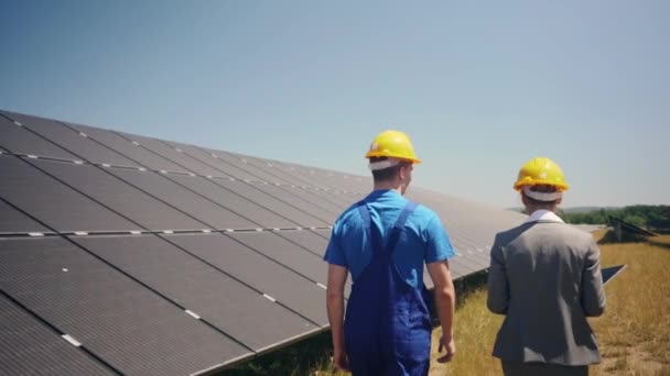 Gerente y trabajador en planta fotovoltaica — Vídeo de stock