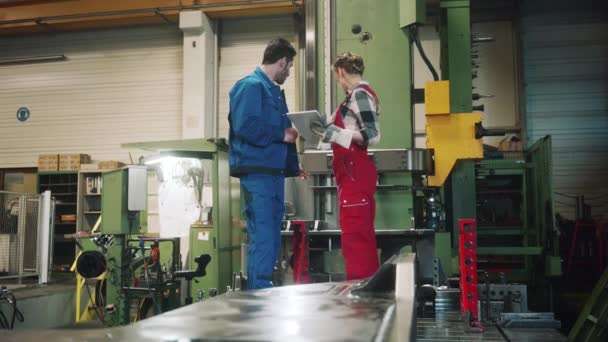 Femme et homme travailleurs manufacturiers en discussion — Video