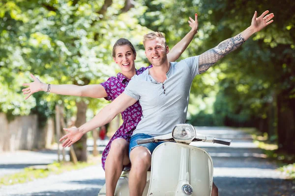 Para ciesząc się na retro skuter — Zdjęcie stockowe
