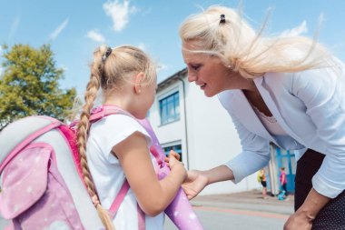 Küçük kız için okulda ilk gün