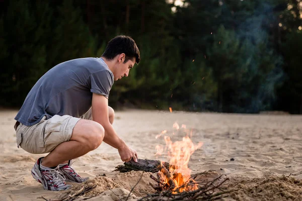 Człowiek przygotowujący ognisko — Zdjęcie stockowe