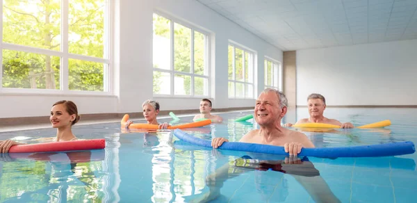 Donne e uomini in esercizi d'acqua durante la rimobilitazione — Foto Stock