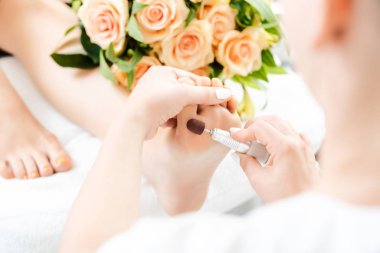 Podiatrist podiatry oturumda müşteri ayakları çalışma