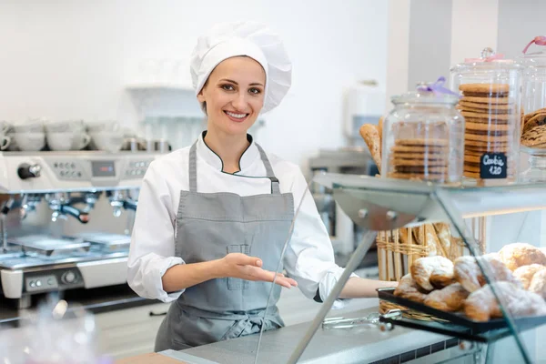 Wanita yang suka percaya diri di tokonya menjual kue dan kue — Stok Foto