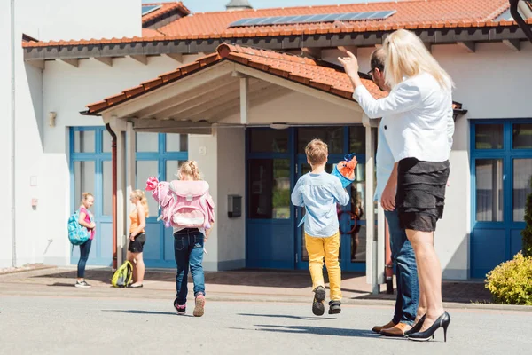 Mamma önskar sin dotter en lycklig dag i skolan — Stockfoto