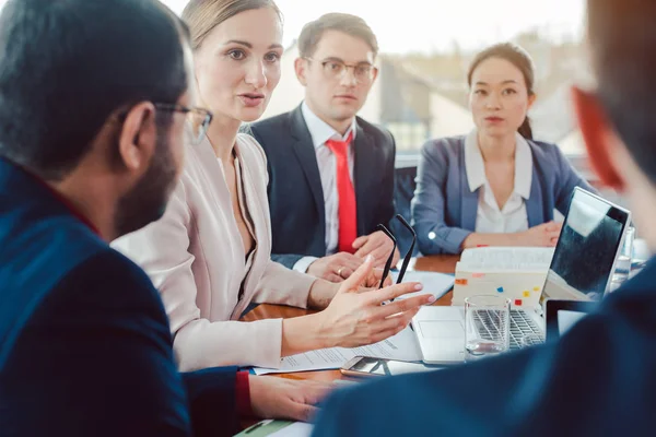 Équipe d'affaires au bureau travaillant sur un projet — Photo