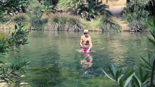 Uomo pesca nel lago — Video Stock