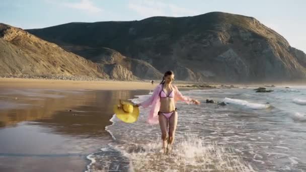Mujer disfrutando de un paseo por la playa — Vídeos de Stock