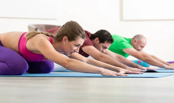 Persone che fanno yoga in classe — Foto Stock