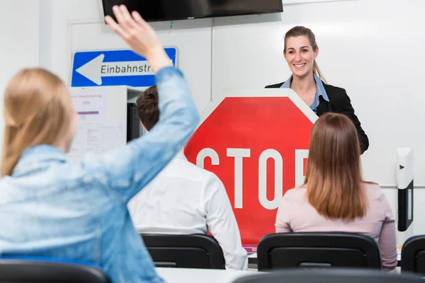 Teacher with class giving driving lessons — Stock Photo, Image