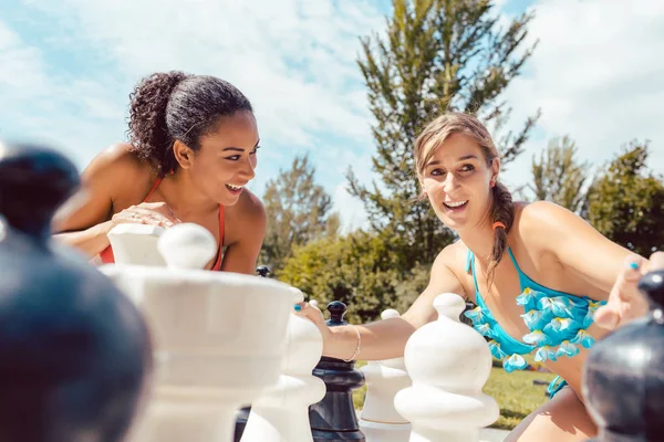 Duas mulheres jogando xadrez grande — Fotografia de Stock