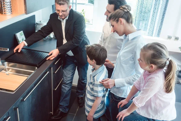 Verkoop van de keuken met een familie, kinderen en een service-expert — Stockfoto