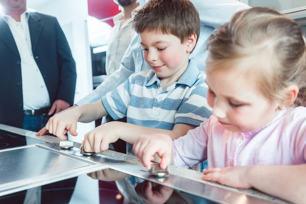 Controleren van de nieuwe keuken kinderen zijn hun ouders over te kopen — Stockfoto