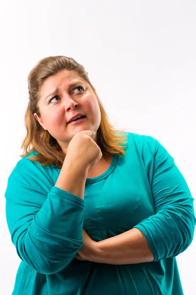 Mulher gorda com a mão no queixo pensando — Fotografia de Stock