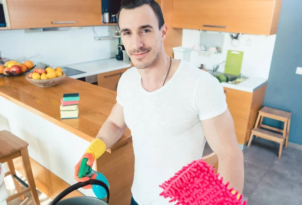 L'uomo è orgoglioso di fare le faccende domestiche — Foto Stock