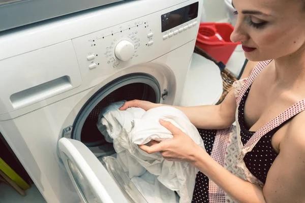 Wanita ibu rumah tangga yang mengoperasikan mesin cuci — Stok Foto