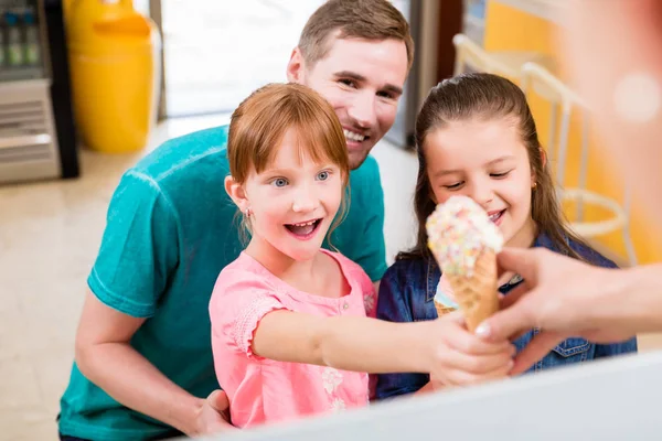 Menina recebendo seu cone de sorvete no balcão de um café — Fotografia de Stock