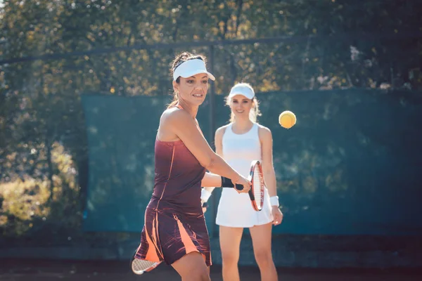 Mujer en un doble de tenis —  Fotos de Stock