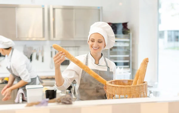 Ekmek satan Baker kadın — Stok fotoğraf