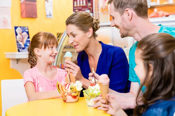 Familie in Eisdiele — Stockfoto