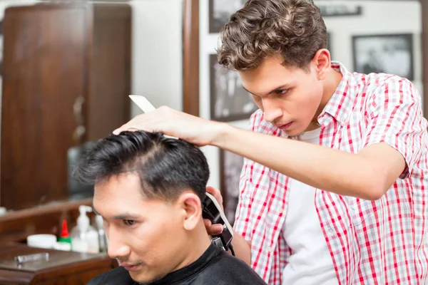 Frisör klippa hår med trimmer — Stockfoto