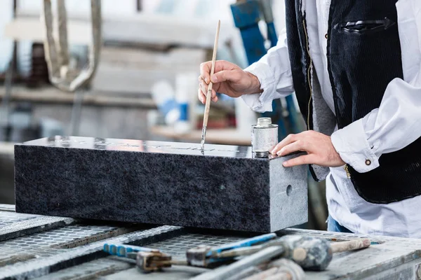 Pintura de pedra em gravura com tinta prateada — Fotografia de Stock